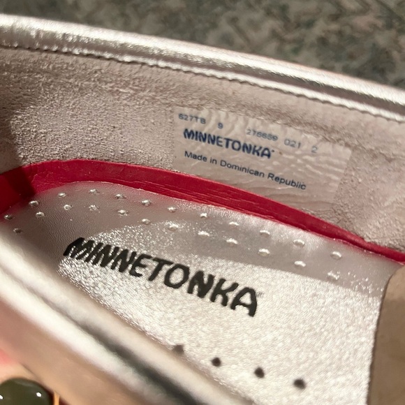 NEW Minnetonka Thunderbird Animikii Metallic Silver Moccasins, Size 9 Silver - Picture 8 of 8